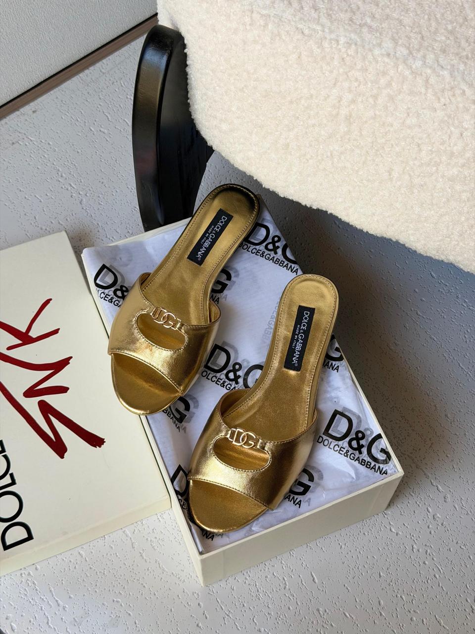 Ladies flats