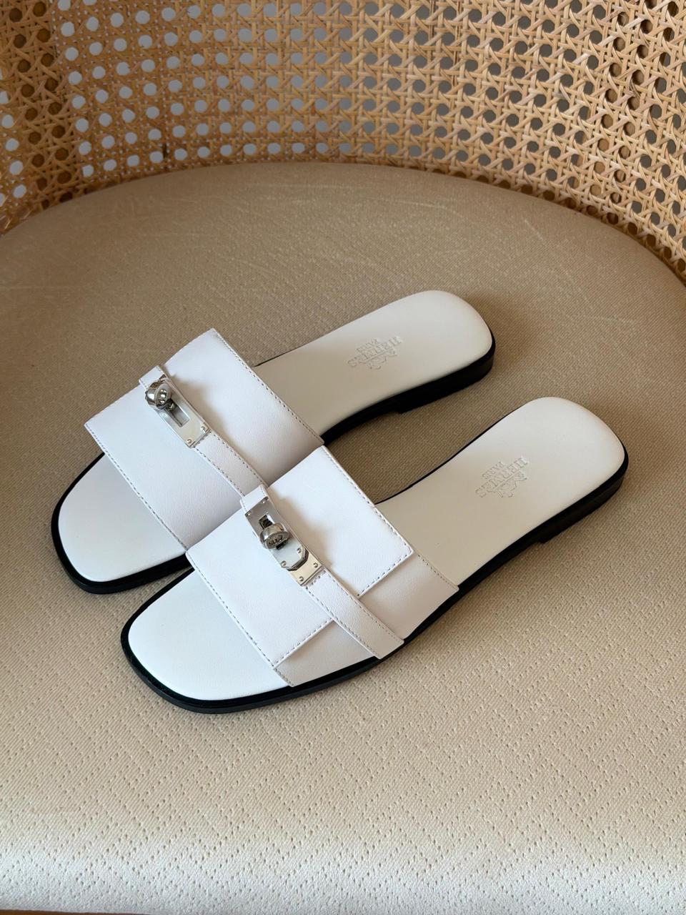 Ladies flats