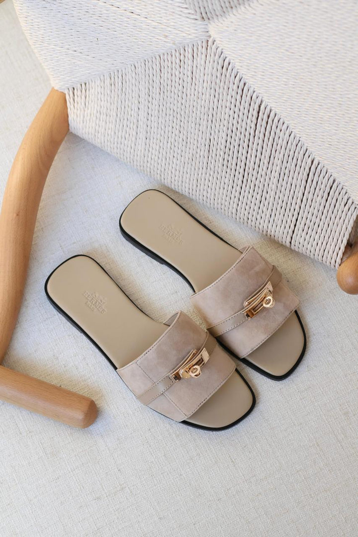 Ladies flats