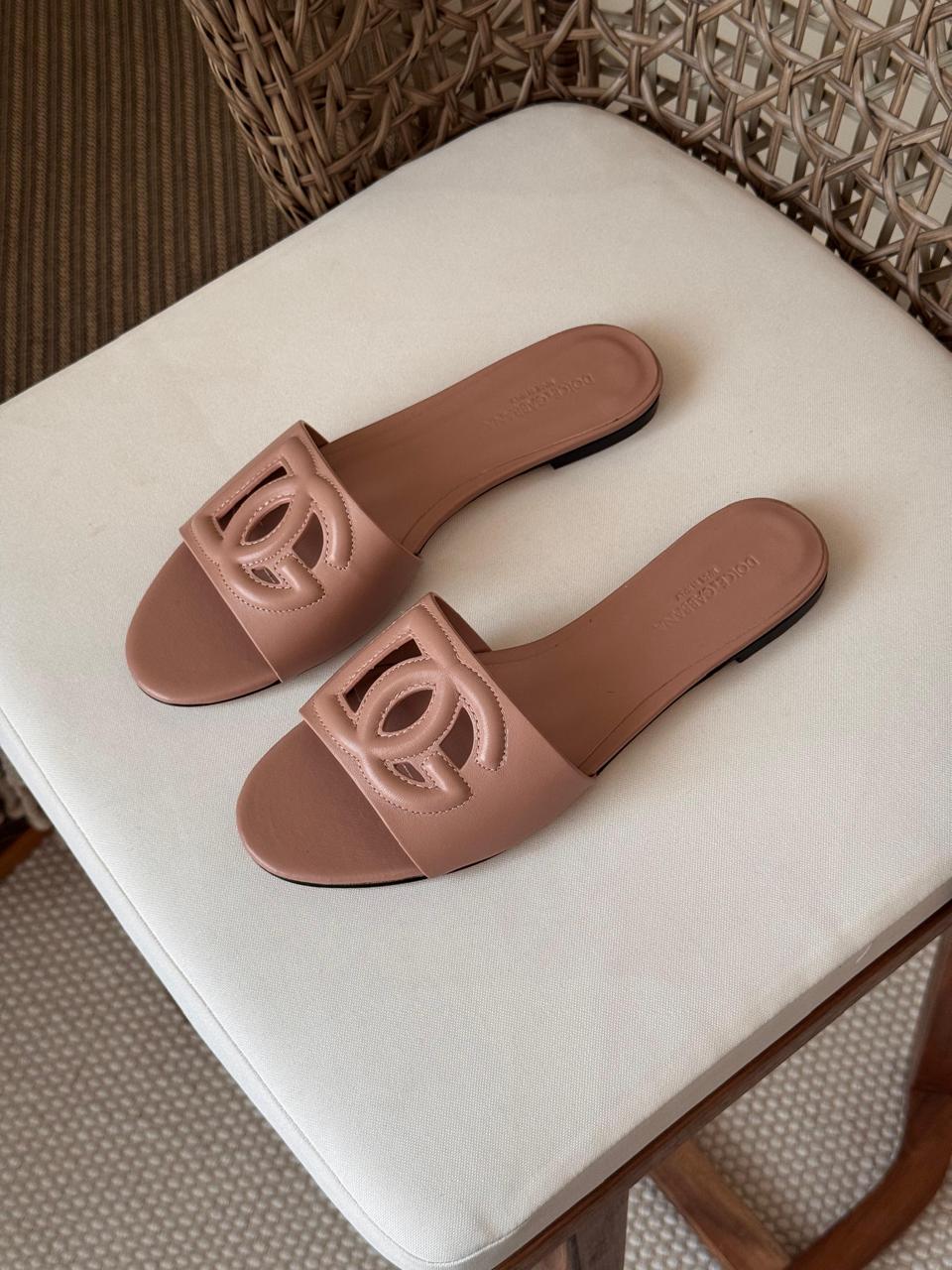 Ladies flats