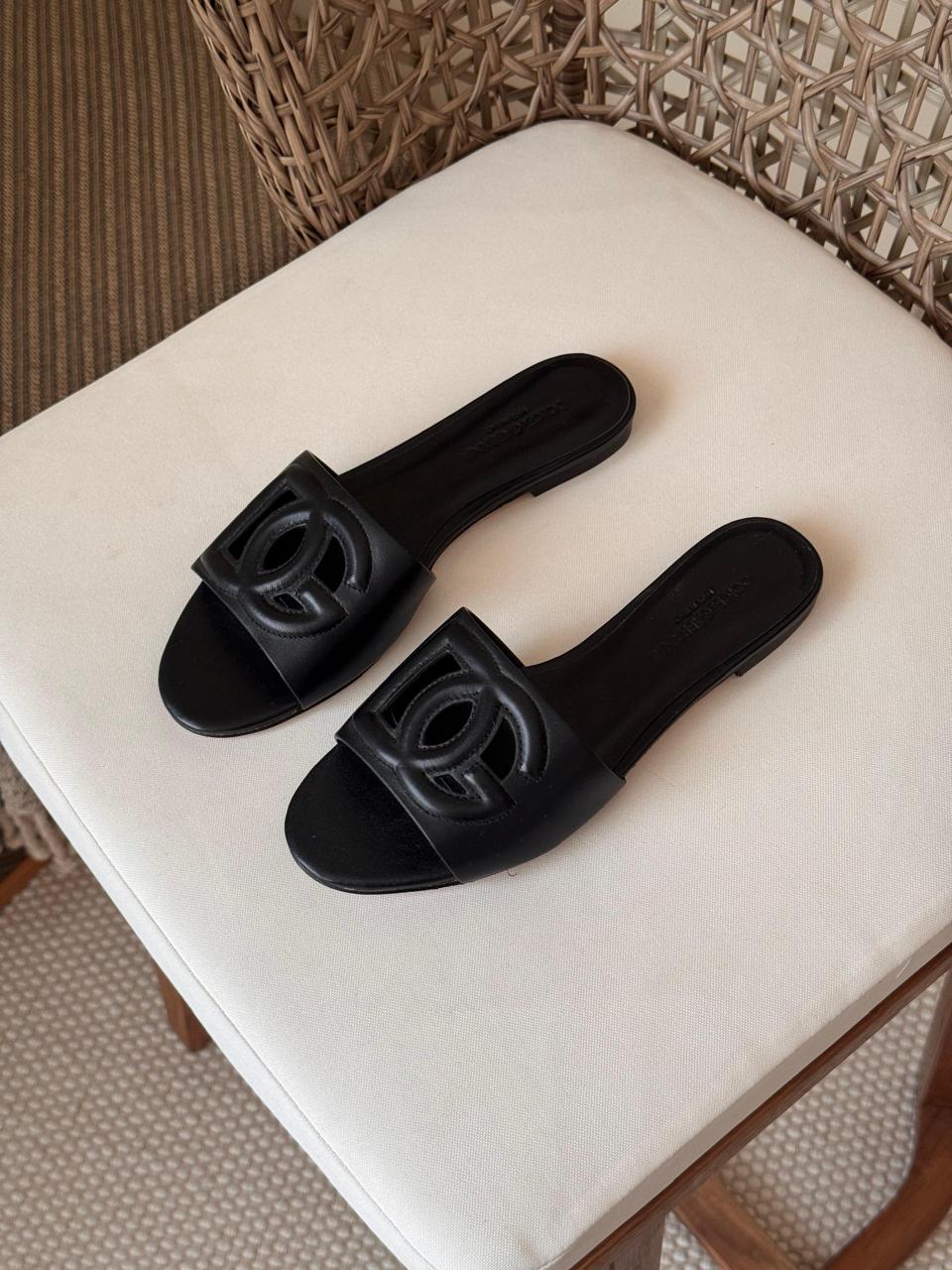 Ladies flats